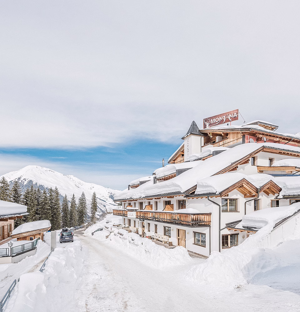 Verschneites Montana Hotel in den Alpen