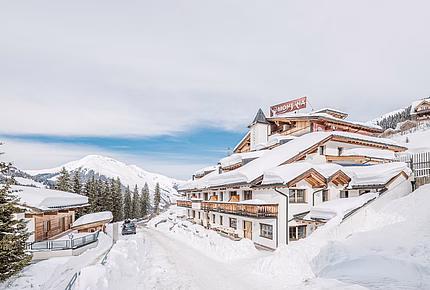 Verschneites Montana Hotel in den Alpen