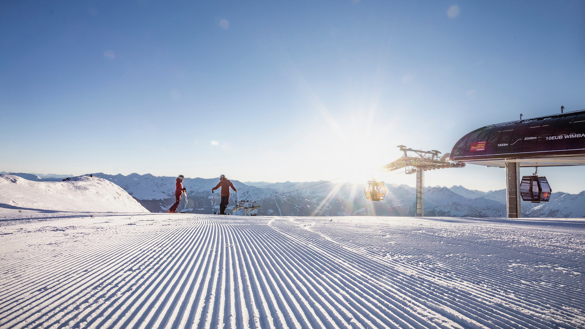Skifahren mit strahlend blauen Himmel © AndiFrank